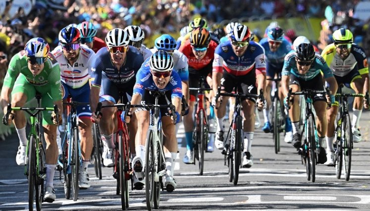 Los ciclistas del Tour de Francia librarán una dura batalla contra el fantasma de la COVID-19.