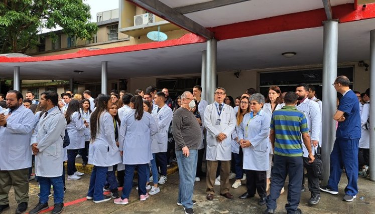 Estudiantes de medicina del Táchira exigen derecho al uso del auditorio del Hospital Central de San Cristóbal. / Foto: Anggy Polanco / La Opinión