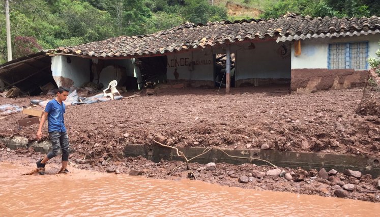 El barro abarcó varios metros de altura en el sector del El Tarrita, en Ábrego./Foto cortesía