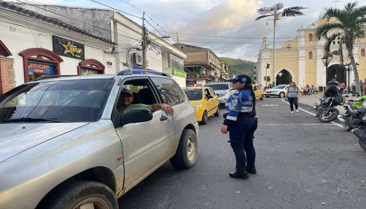 Para ejercer control sale el grupo de alférez a las calles de la ciudad.
