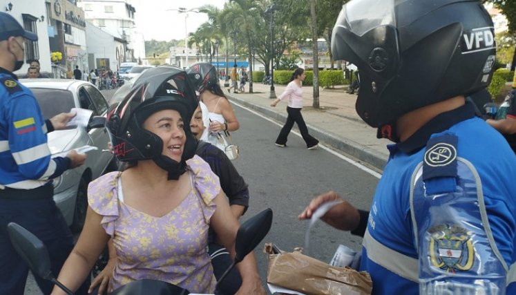 Para ejercer control sale el grupo de alférez a las calles de la ciudad.   