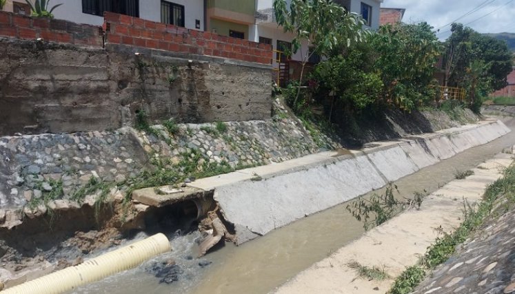 Obreros adelanta la reparación de una pared del canal de aguas lluvias en el sector de Bruselas./ Foto: Cortesía