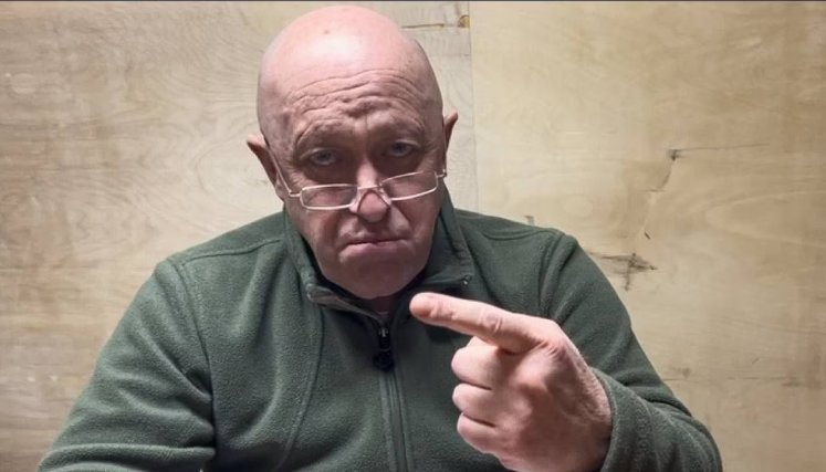 En esta imagen del folleto tomada de un video publicado por Prigozhin Press Service el viernes 12 de mayo de 2023, el jefe de Wagner Group, Yevgeny Prigozhin, hace una declaración en video desde una ubicación desconocida. | Foto: AP / Servicio de prensa de Prigozhin, AP / Servicio de prensa de Prigozhin