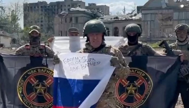 Esta captura de video tomada de un material publicado el 20 de mayo de 2023 en la cuenta de Telegram del servicio de prensa de Concord, una compañía vinculada al jefe del grupo mercenario ruso Wagner, Yevgeny Prigozhin, muestra a Yevgeny Prigozhin sosteniendo una bandera nacional rusa. (Photo by Handout / various sources / AFP) 
