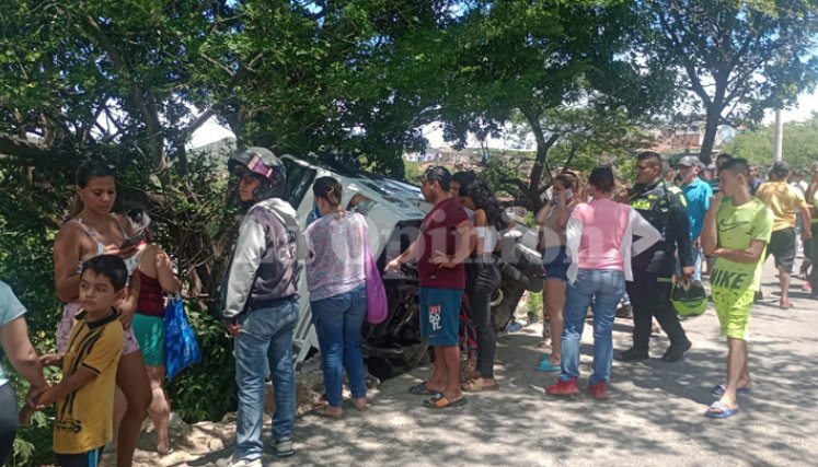 Buseta se volcó bajando del barrio Belén, de Cúcuta