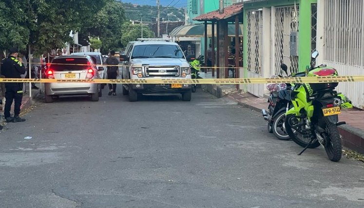 Se conoció que el pistolero, que también se movilizaba en una moto Bajaj Discover, de placa EUD 52C, color rojo con negro, interceptó a Elkin Deossa, disparándole en la cadera. 