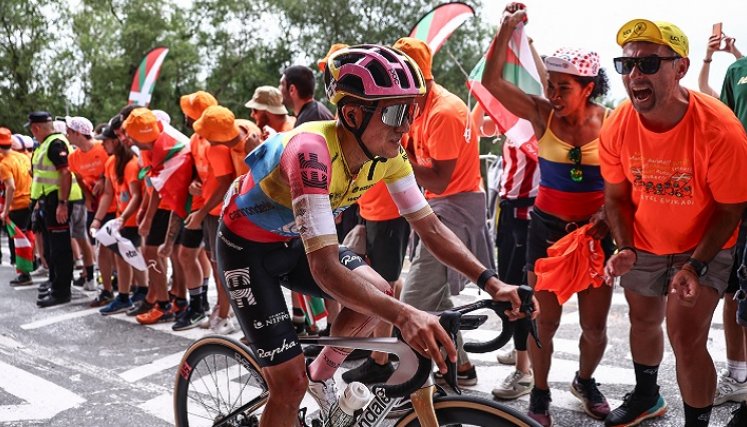 El ciclista ecuatoriano  Richard Carapaz se retiró en la primera etapa del Tour de Francia por lesión en uno de sus hombros.