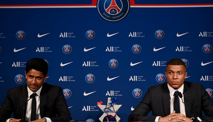 El delantero Kylian Mbappé seguirá una temporada más con el París SG para terminar su contrato.
