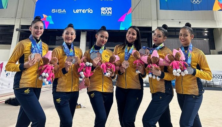La cucuteña Adriana Lucía Mantilla (segunda de izquierda a derecha), sigue destacándose en el campo internacional en la gimnasia rítmica.