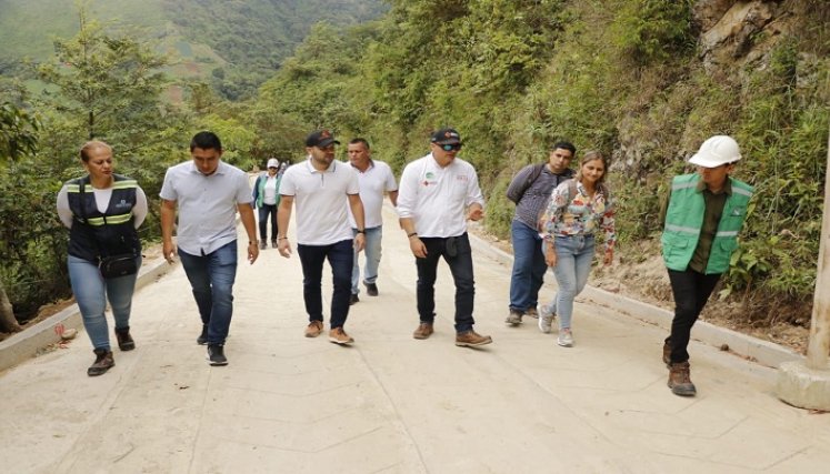 Sin embargo, algunos líderes comunales cuestionaron el grosor del material aplicado en la vía./ Foto: La Opinión