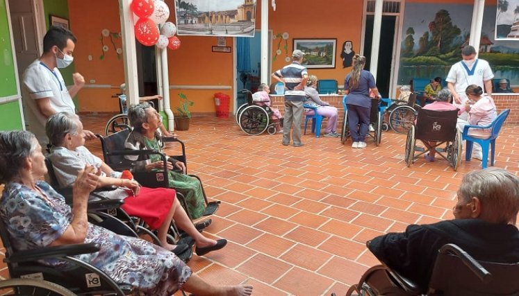 La hermana Mónica censura la actitud de los delincuentes y pide que no se aprovechen de las necesidades de los adultos mayores. / Foto: Javier Sarabia/ La Opinión