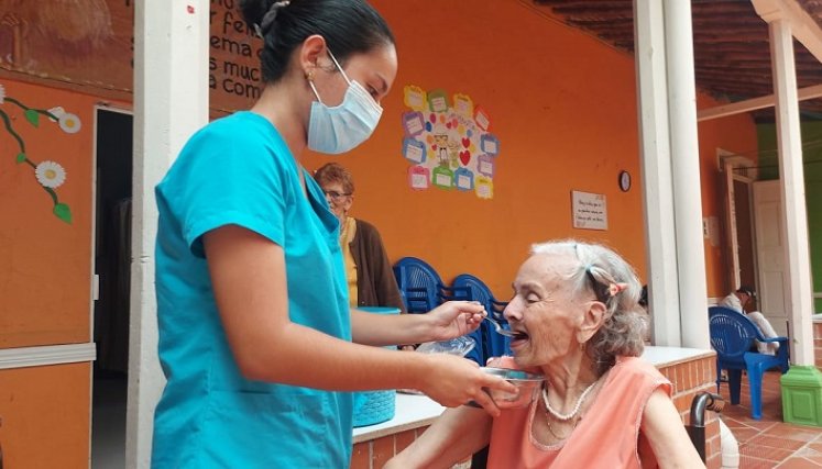 La hermana Mónica censura la actitud de los delincuentes y pide que no se aprovechen de las necesidades de los adultos mayores. / Foto: Javier Sarabia/ La Opinión