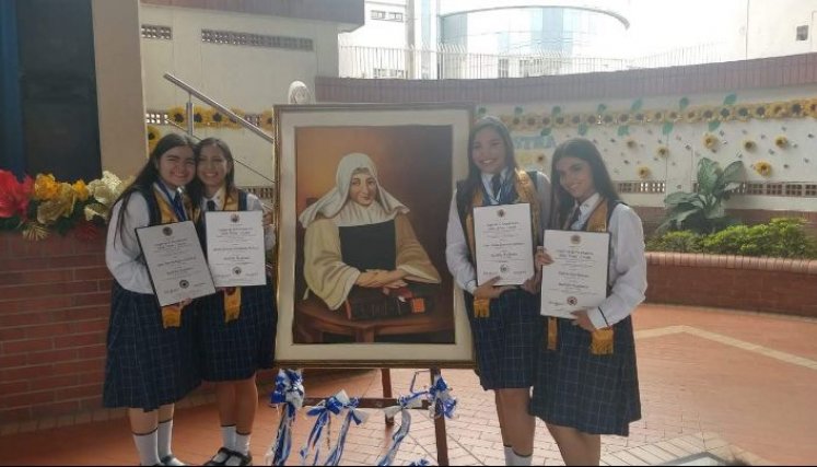 En el colegio obtuvo  excelentes calificaciones  gracias a su constante disciplina. 