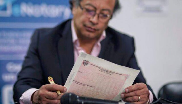 Firma del decreto con el Eln