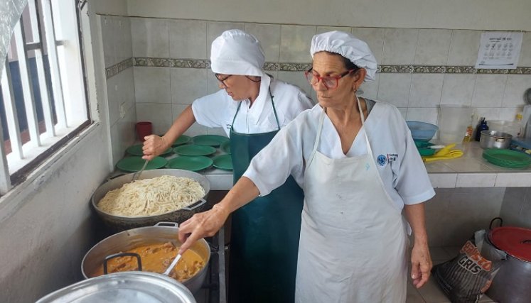 Los vándalos forzaron la chapa y rompieron vidrios para ingresar al plantel educativo dejando sin almuerzo a 113 menores de edad. / Foto Cortesía
