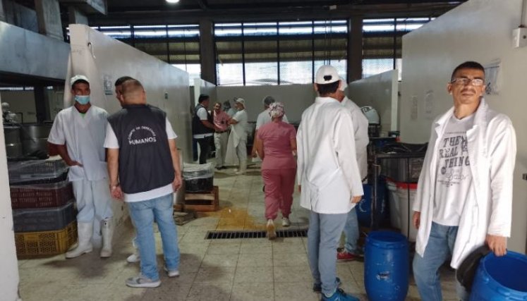 Presos exigen salida del  operador de alimentación