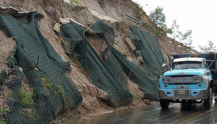 Ambos taludes de cada lado del deprimido que de Cúcuta conduce a El Zulia presentan problemas de erosión. Foto Orlando Carvajal/La Opinión