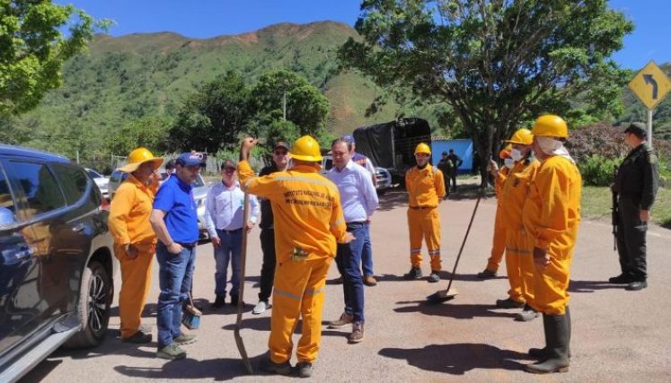 Visita al sitio de la tragedia por parte del director del Invías, Juan José Oyuela, y el gobernador Silvano Serrano/Foto Cortesía