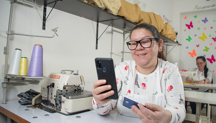 Los migrantes necesitan tener productos para recibir y hacer pagos, cubrir servicios básicos y recargar sus celulares. /Foto Archivo