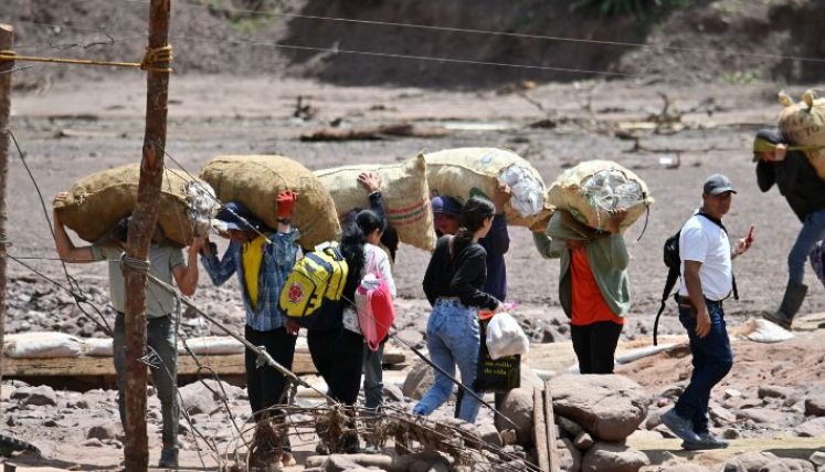 Carga y pasajeros deben cumplir un tortuoso camino para pasar de un lado a otro en El Tarrita./Foto Jorge Gutiérrez/La Opinión