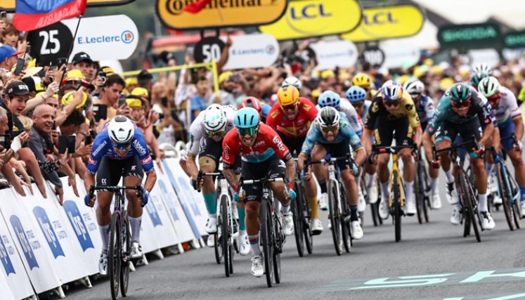 Jasper Philipsen vuelve a ganar etapa del Tour en un accidentado esprint