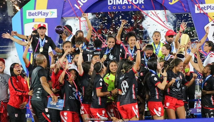    Paola Andrea García, antes de llegar al fútbol  profesional  y ser campeona, se  inició  en el microfútbol.