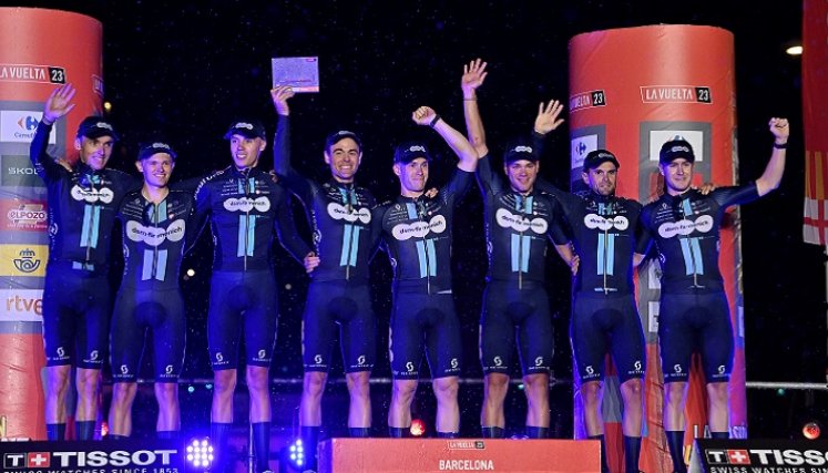 El equipo DSM-Firmenich ganó este sábado la primera etapa de la Vuelta a España