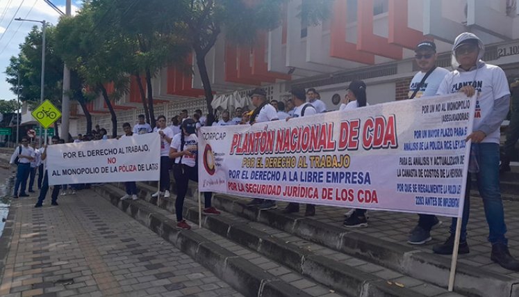 Plantón de cerca de 16 CDAS de Cúcuta y el área metropolitana frente a la sede del Ministerio de Transporte.