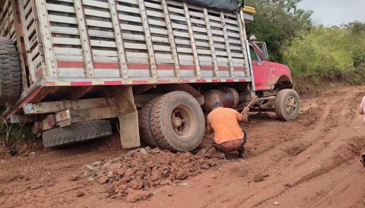 A través de convenios solidarios se logró la construcción de placa huellas en la vereda Salobritos, Alto de San Jacinto, San Francisco y La Pacha, entre otras./ Foto Cortesía.