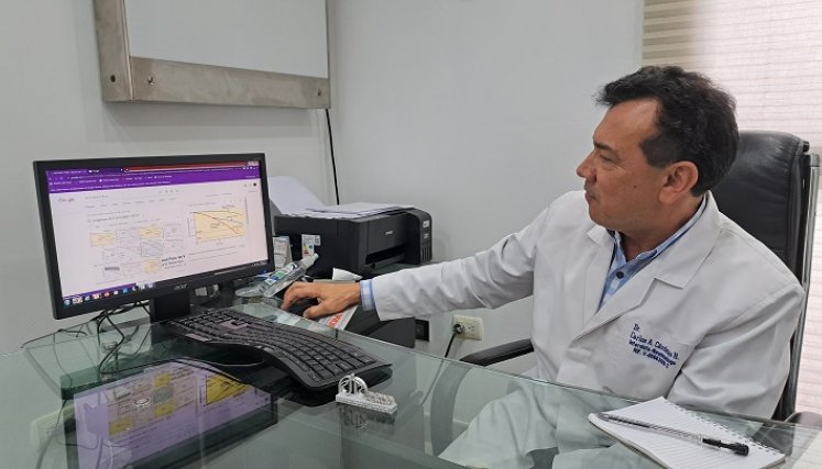El médico Carlos Cárdenas advierte sobre los efectos nocivos de los vaper y cigarrillos electrónicos en niños y adolescentes. Fotos Anggy Polanco / La Opinión 