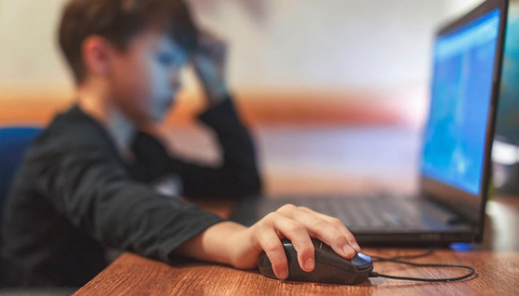 Niños navegando en Internet