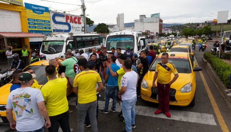 El gremio de taxi protagonizó bloqueos en varios puntos de la ciudad./Foto Juan Pablo Cohen/La Opinión
