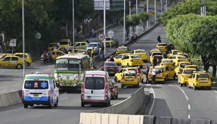 Los taxistas también protestarán para exigir mejores condiciones laborales y para decirle no al transporte informal con el que compiten a diario. / Fotos Archivo / La Opinión 