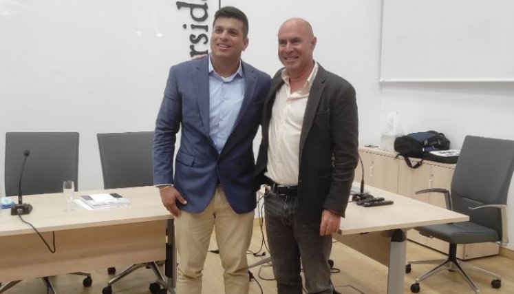 Juan Pablo Salazar Torres junto a Ramón Tirado Morueta, director del Doctorado en Ciencias Sociales y de la Educación, y tutor de su tesis doctoral./ Foto: Cortesía / La Opinión 