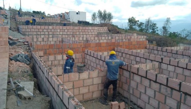 Denuncian paso lento en construcción de viviendas