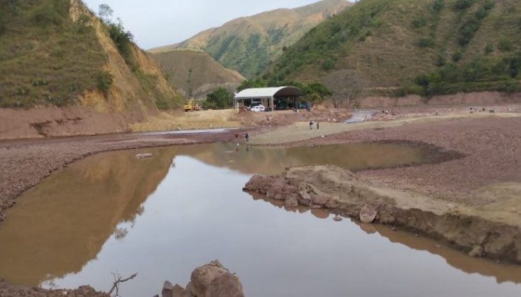 En el sitio donde se instalarán los puentes militares aún no drenan esta laguna que se formó tras la avalancha./Foto Cortesía