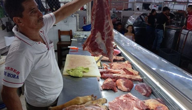 Para los expendedores la medida no aseguraría bajar el precio de la carne al consumidor/Foto Orlando Carvajal/La Opinión