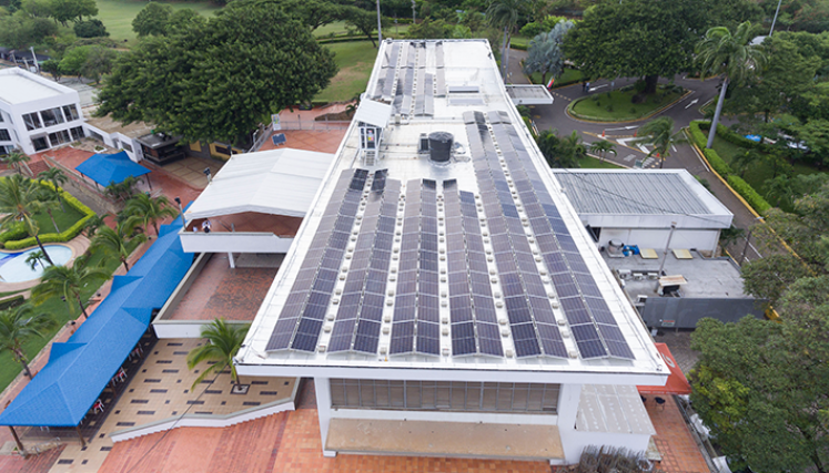 En la Corporación Tennis Golf Club se instalaron 242 paneles solares. / Foto: Juan Pablo Cohen-La Opinión
