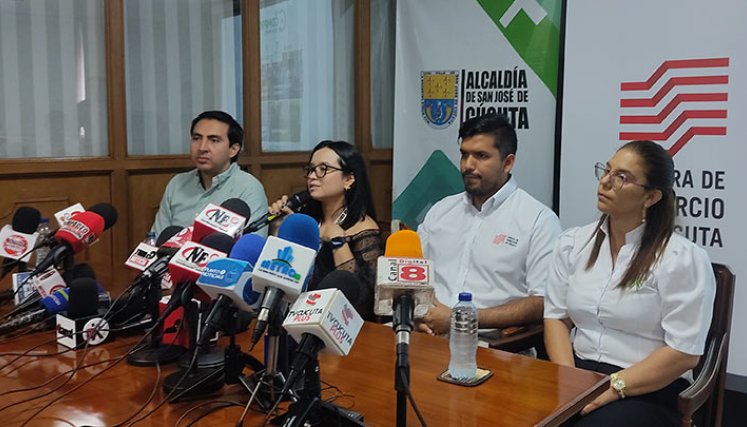 Javier Chávez, Michelle Picón, Sergio Castillo y Nancy García. Foto La Opinión