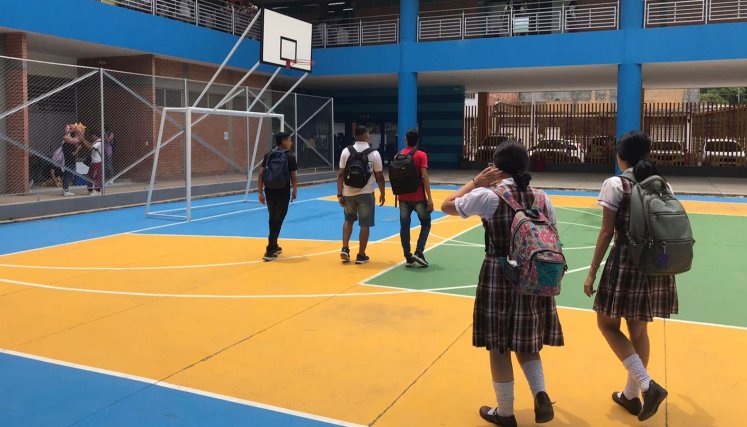 La infraestructura del colegio está hecha a partir de la cancha de micrrofútbol. / Foto: Nicolás Mojica. 