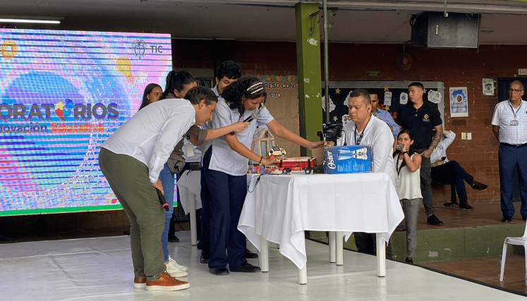El ministro observa los proyectos tecnológicos de los estudiantes