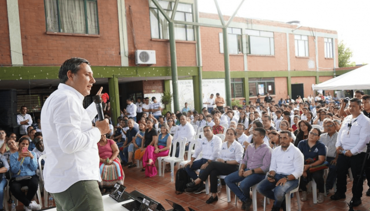 Mauricio Lizcano, ministro de las TIC, hace entrega de los equipos tecnólogicos