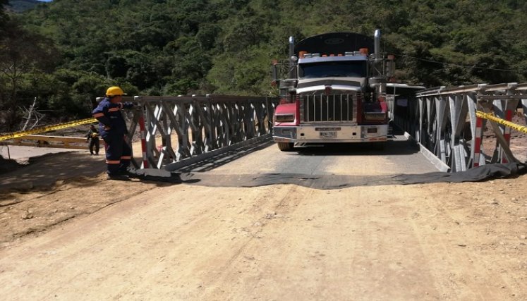 El puente, en el sector El Turco, está diseñado para resistir hasta 52 toneladas para todo tipo de vehículos./Fotos La Opinión