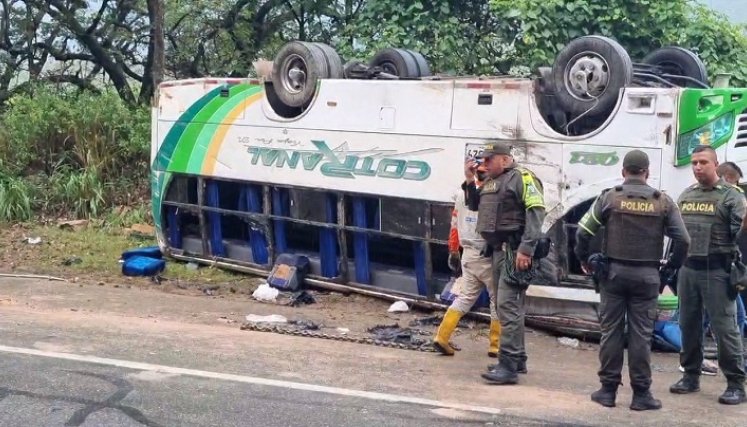 Los ocupantes del vehículo de servicio público fueron trasladados en ambulancias hasta diferentes centros asistenciales.