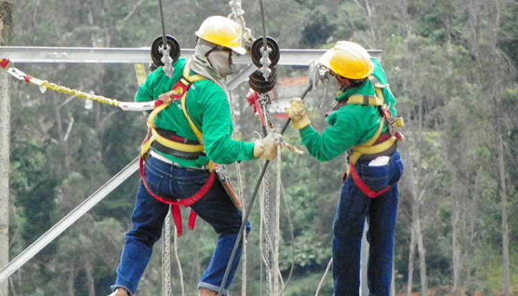 La energía eléctrica es uno de los servicios que más golpea el bolsillo de los consumidores en Colombia. Foto Archivo