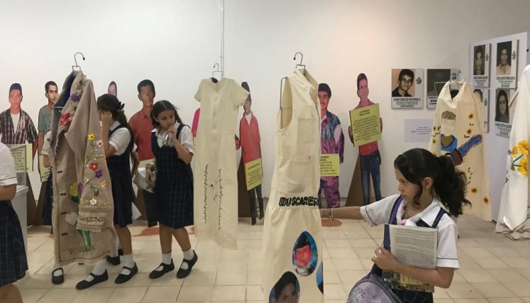 El salón cuenta con artículos hechos por los familiares de las víctimas