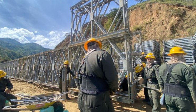 A un paso de culminar la instalación del puente de El Tarrita/Foto cortesía