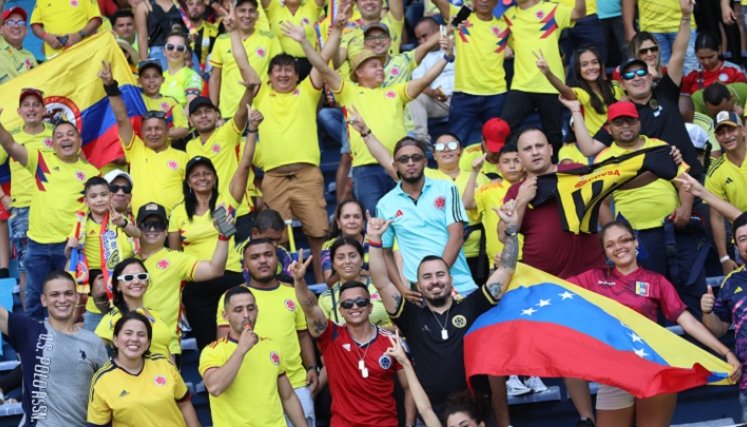 Los hinchas de la selección Colombia, no importa el sacrificio que les toque hacer, con el fin de acompañar a la tricolor en el estadio.