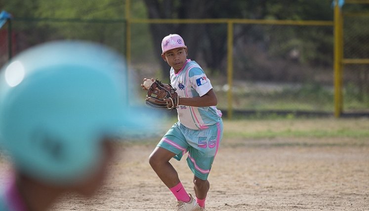 Los jóvenes beisbolistas aprenden las técnicas básicas del juego.
