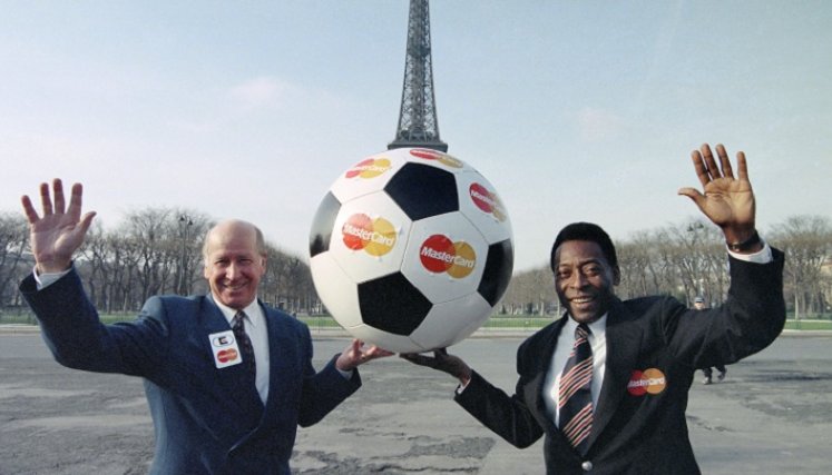 Bobby Charlton, exdelantero de la selección inglesa, junto  Edson Arantes Do Nascimento 'Pelé'  foto tomada en París en 1995.
